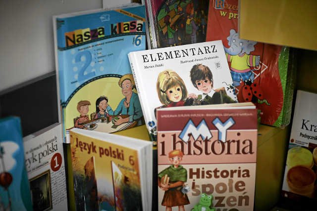 - To wszystko wygląda trochę na szukanie z łapanki, pisanie na kolanie - ocenia pomysł jednego, bezpłatnego podręcznika dla pierwszoklasistów psycholog i blogerka naTemat Dorota Zawadzka.