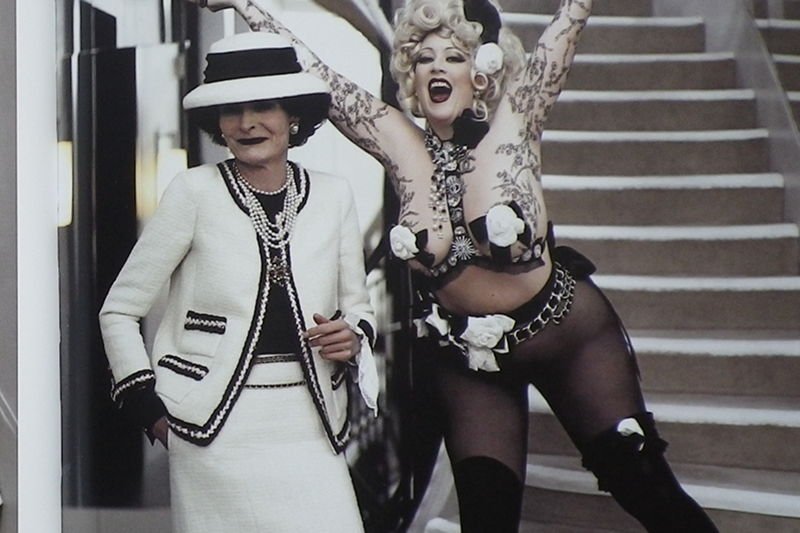 Lagerfeld, współczesny projektant marki, świetnie reinterpretuje dawne wzory