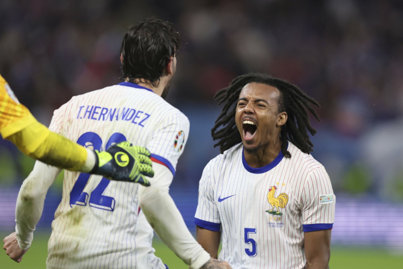 Jules Kounde (z prawej) z wyniku wyborów cieszył się niemal tak samo jak z awansu Francji do półfinału. W 1/4 jego ekipa pokonała w karnych Portugalię