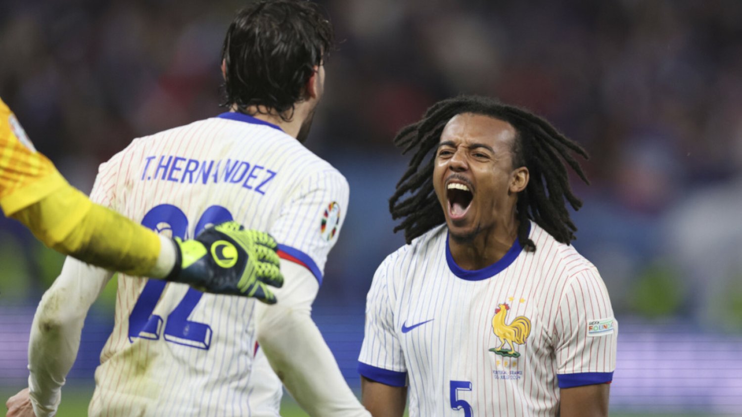 Jules Kounde (z prawej) z wyniku wyborów cieszył się niemal tak samo jak z awansu Francji do półfinału. W 1/4 jego ekipa pokonała w karnych Portugalię