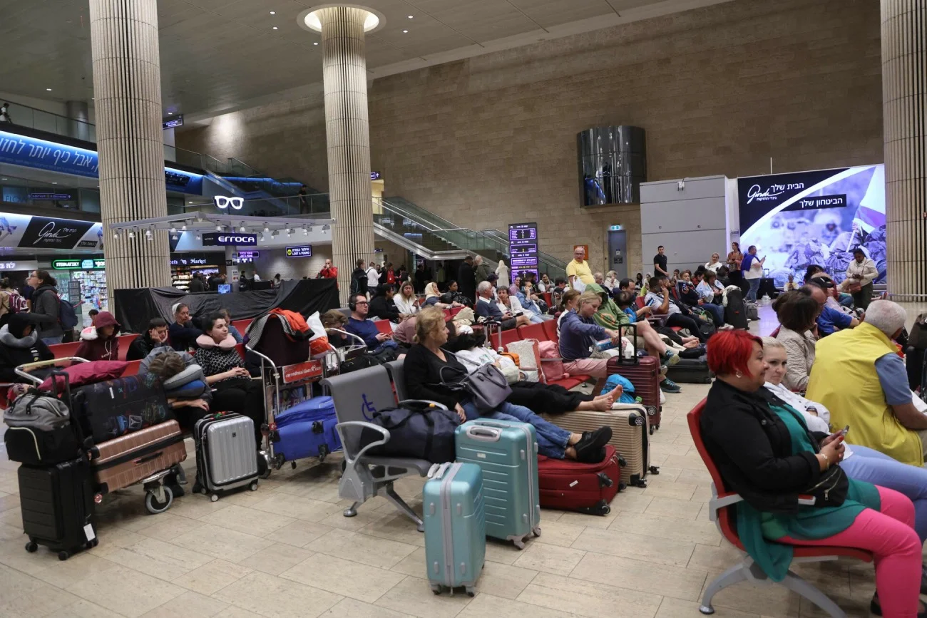 Turyści m.in. z Polski koczują na lotnisku w Tel Awiwie po ataku Hamasu na Izrael