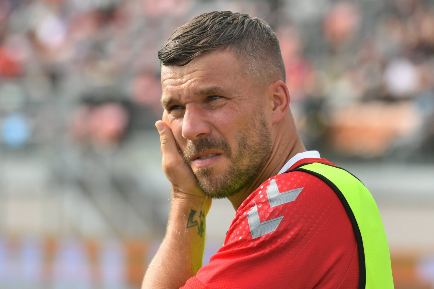 Lukas Podolski uderza w Roberta Lewandowskiego po odejściu polskiego napastnika do Barcelony.