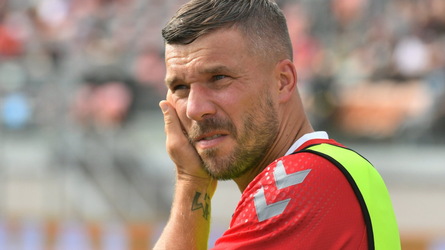Lukas Podolski uderza w Roberta Lewandowskiego po odejściu polskiego napastnika do Barcelony.
