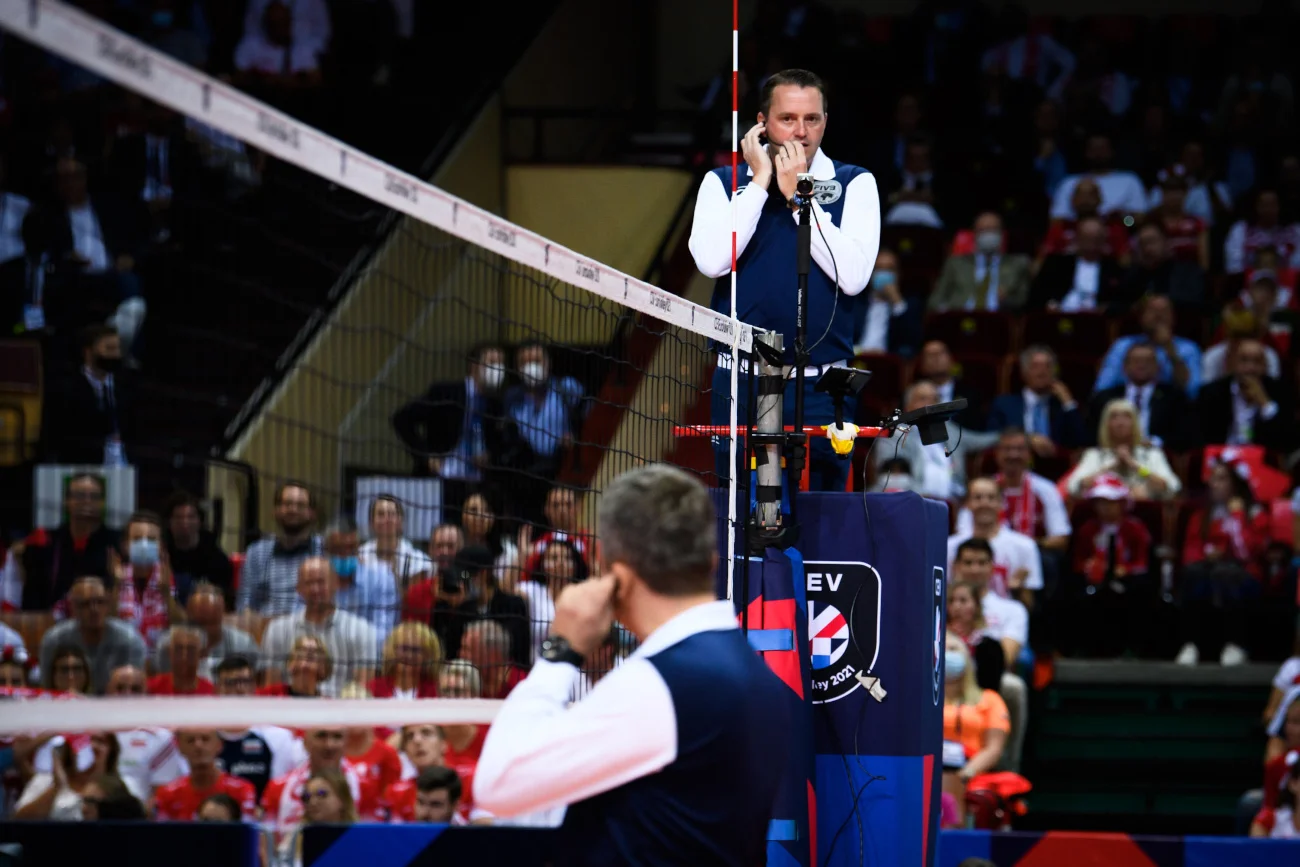 Sędziowskie decyzje w sobotnim półfinale Polaków ze Słoweńcami wprowadziły sporo zamieszania.