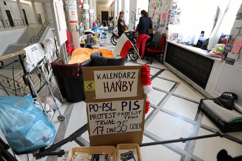 Dla Zbigniewa Kuźmiuka protest rodziców osób niepełnosprawnych w Sejmie jest "motywowany politycznie".