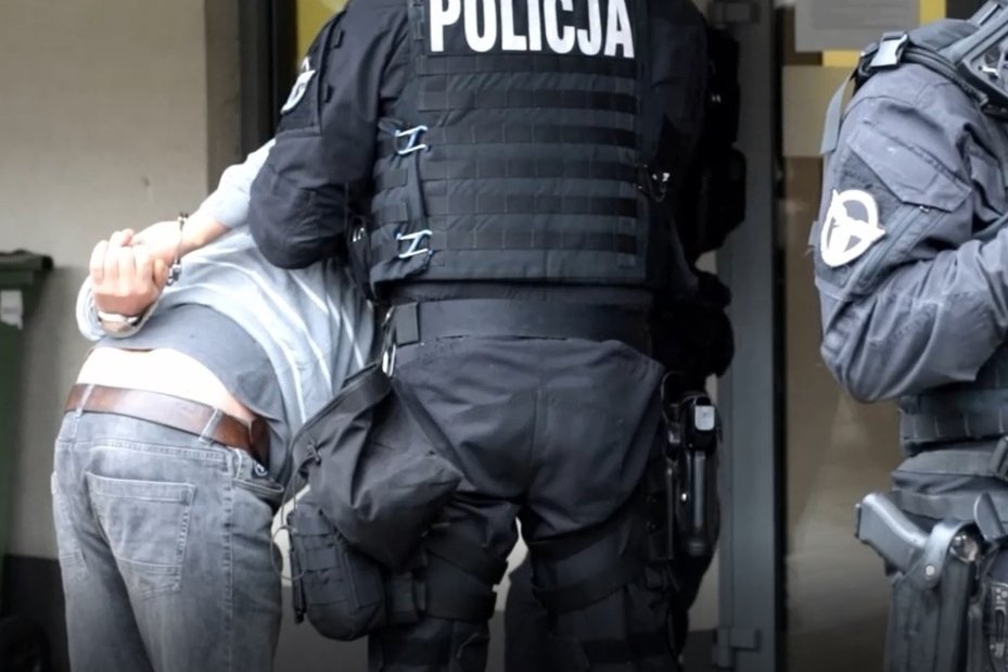 Poznań. Seryjny gwałciciel z kolejnymi zarzutami, na zdjęciu: moment zatrzymania 51-latka