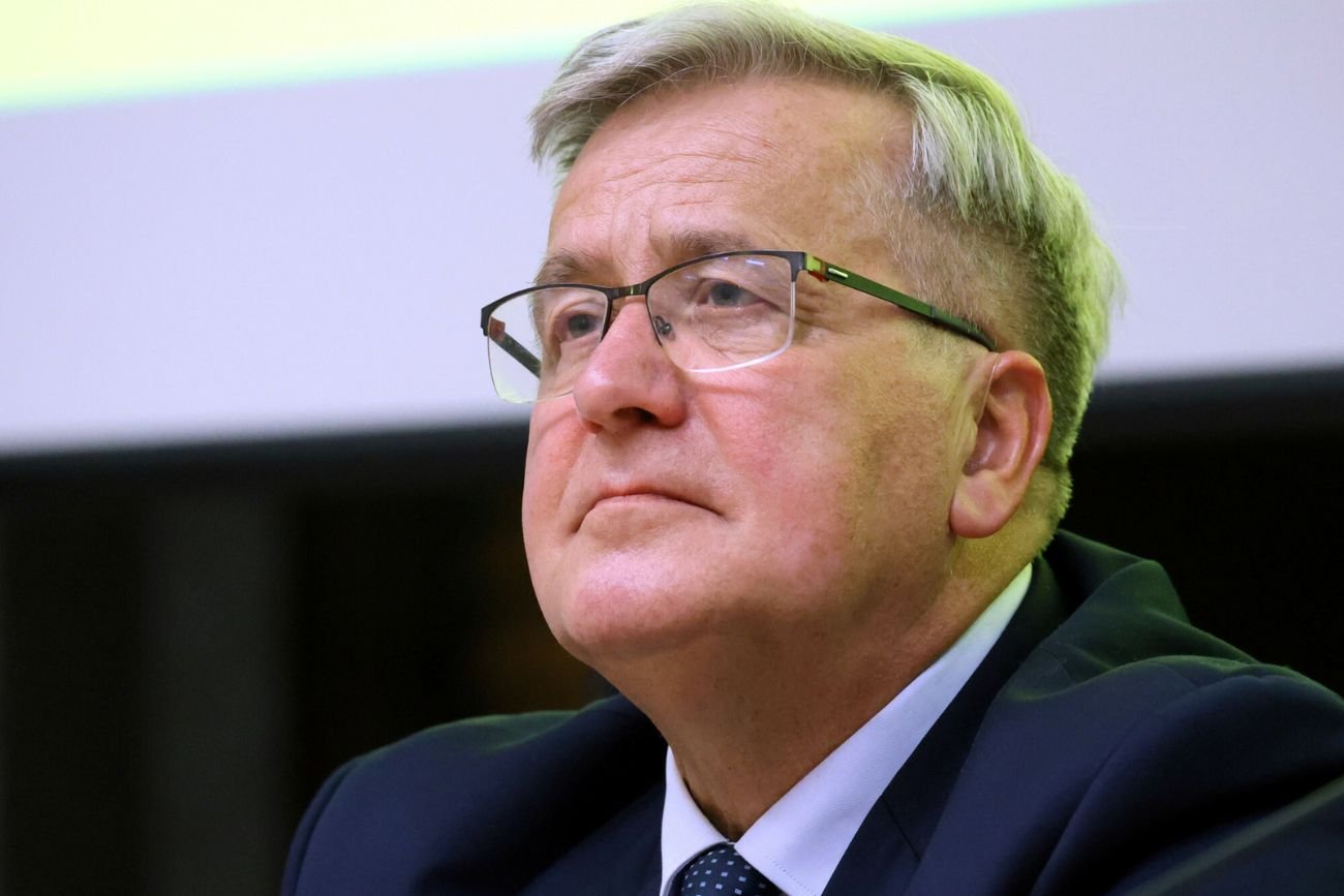 Komorowski w ostrych słowach o orędziu Dudy. "Jakby chciał napluć do kieliszka szampana"