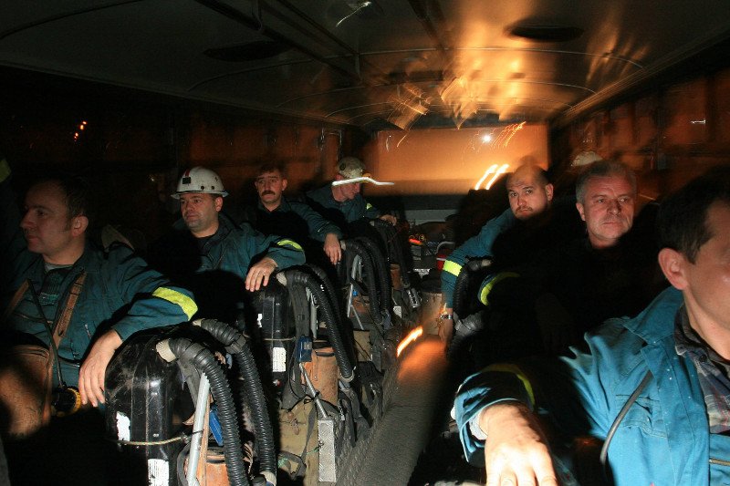 2006 rok. Ratownicy z Okręgowej Stacji Ratownictwa Górniczego jadą na akcję ratunkową do kopani Halemba.