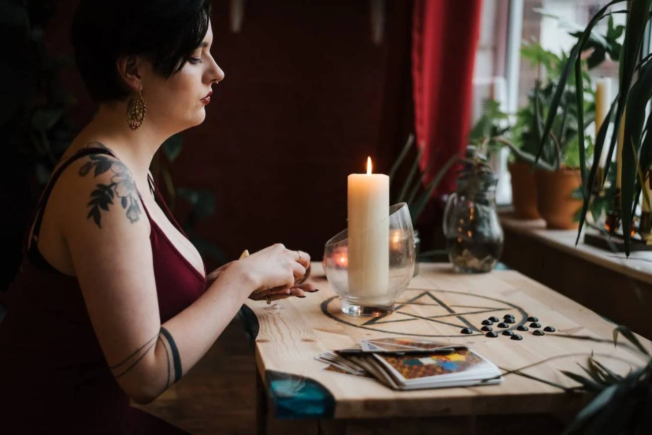 Miłosna magia w internecie jest na sprzedaż. Pomaga czyścić portfel