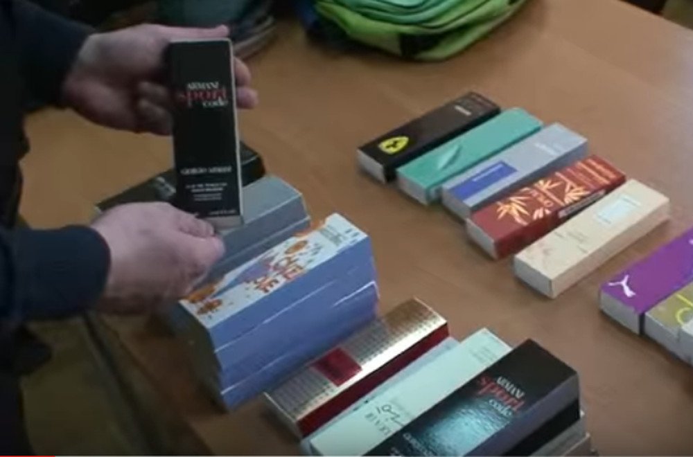Rozbito nielegalny gang podrabiający perfumy. Ale to wierzchołek góry lodowej.