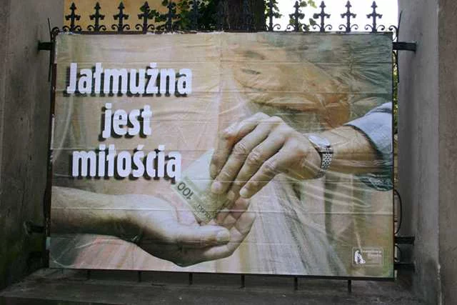 Plakat przy kościele w Dukli