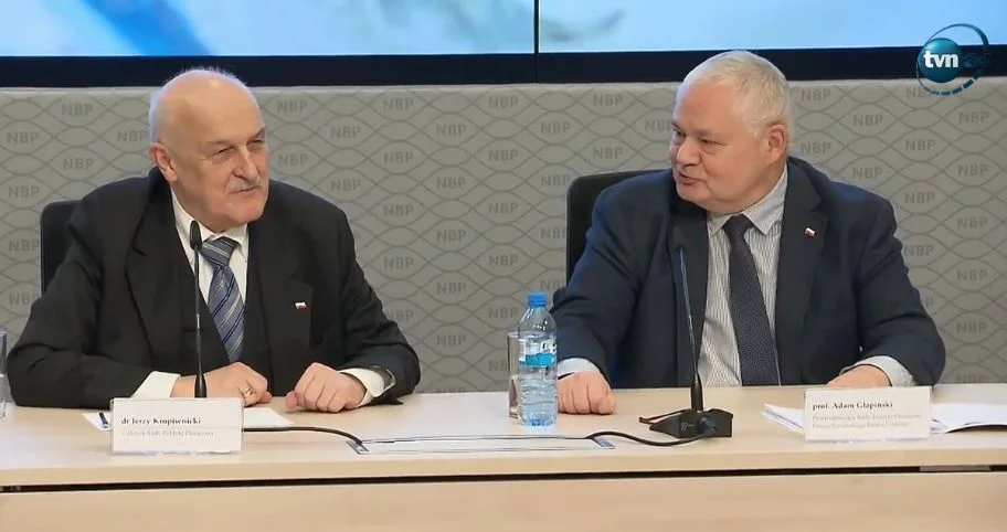 Adam Glapiński podczas konferencji prasowej nt. zarobków pracowników NBP.