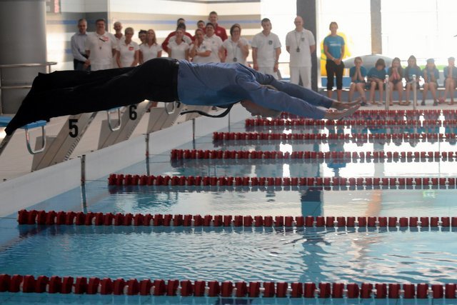Miroslaw Lenk, prezydent Raciborza skacze na główkę podczas otwarcia aquaparku