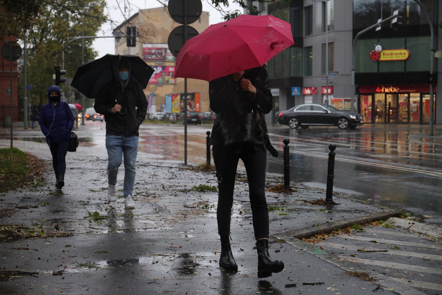 Prognoza pogody na tydzień 16-22 listopada wskazuje, że będą deszczowe dni, ale nad Polską zagości też Słońce.