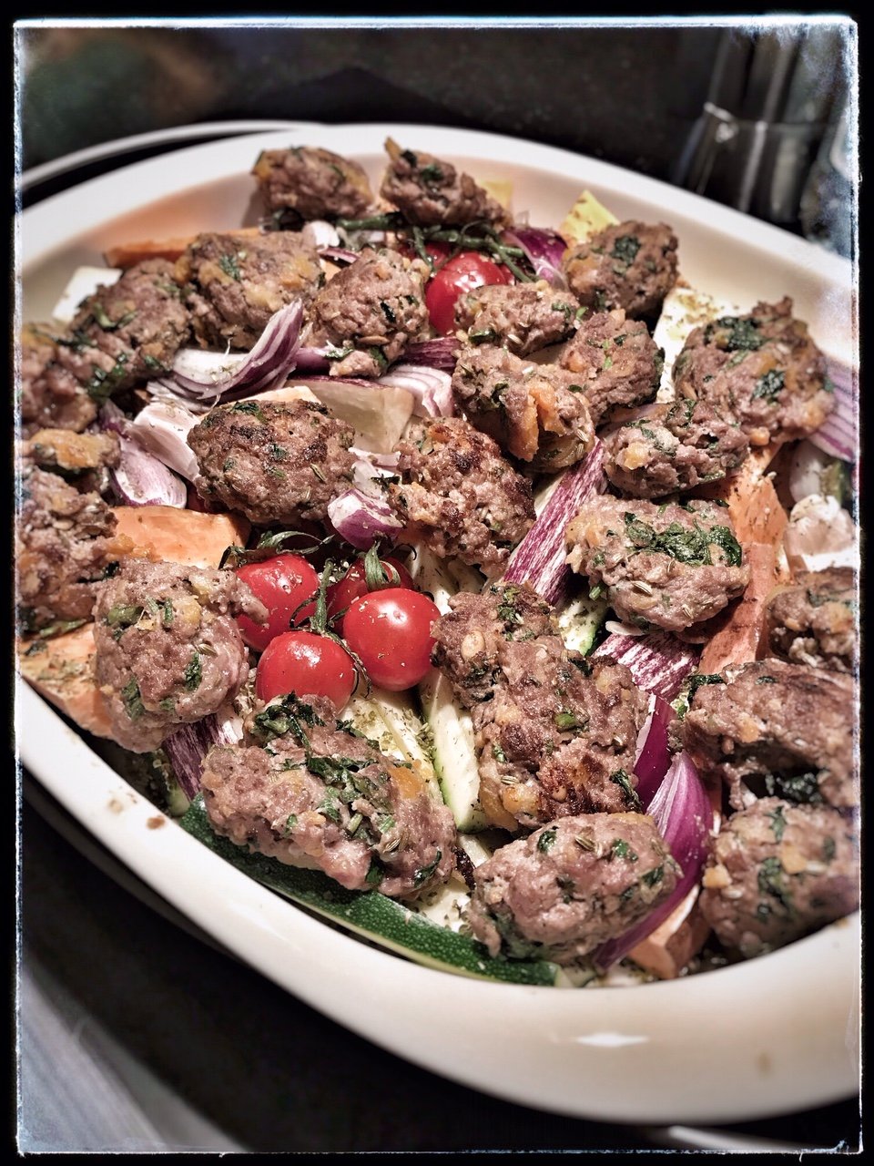 Jagnięce kotleciki z morelą i warzywami