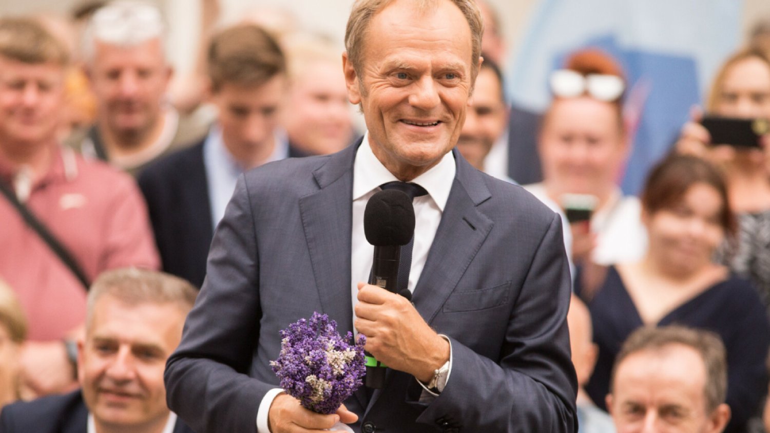 Tusk na spotkaniu w Rokietnicy. "Kocham panią bez pamięci"