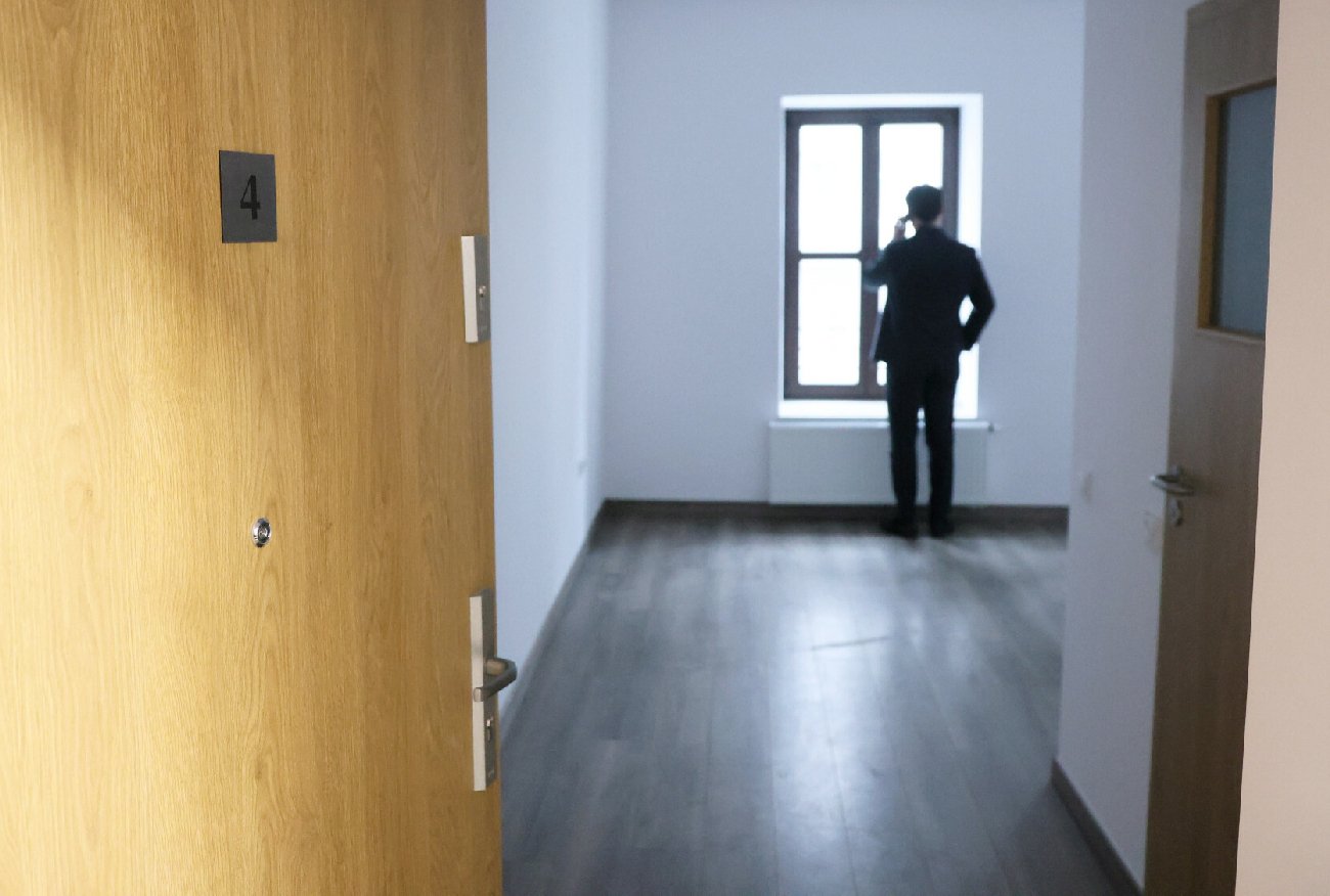 "To mieszkaj pod mostem, c**lu". Oto, co młodzi słyszą od właścicieli mieszkań.