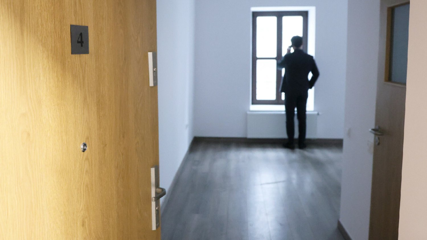 "To mieszkaj pod mostem, c**lu". Oto, co młodzi słyszą od właścicieli mieszkań.