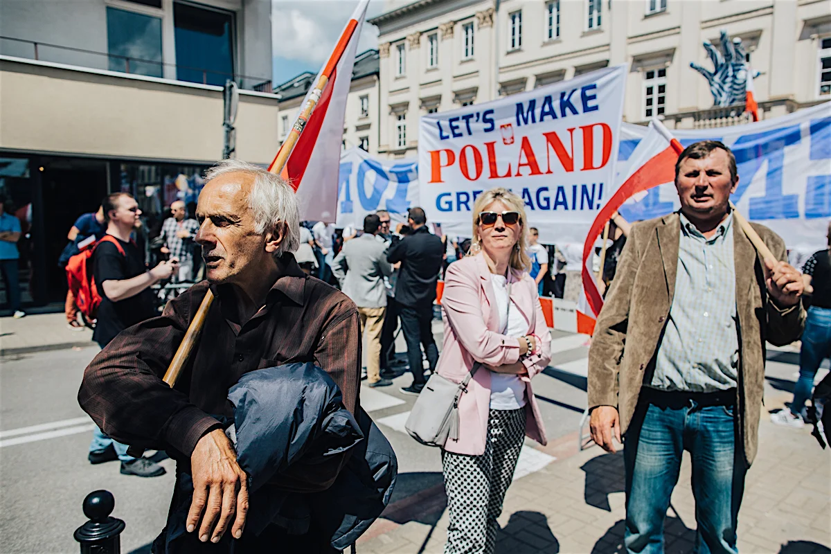Zwolennicy Trumpa/PiS wypisali na transparencie, że pragną, by prezydent USA uczynił Polskę znowu wielką.