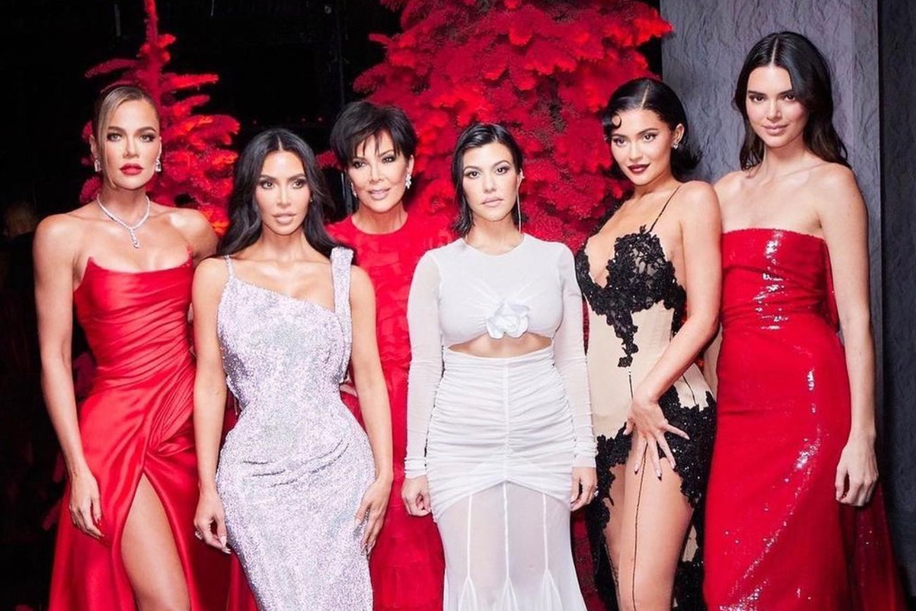 Jak Kardashianki wyglądałyby bez operacji plastycznych? AI pokazała