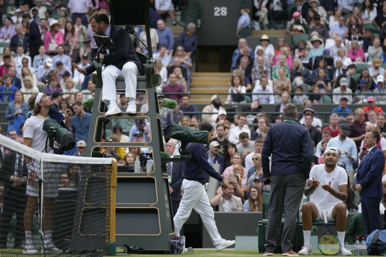 Stefanos Tsitsipas (z lewej) tłumaczy sędziemu, co wydarzyło się podczas sobotniego meczu z Nickiem Kyrgiosem.
