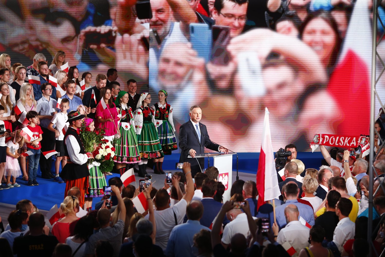 Rozbieżności pomiędzy wykształceniem Polaków, którzy udzielili największego poparcia poszczególnym kandydatom są spore. Na Dudę postawili wyborcy z podstawowym wykształceniem, a większość głosujących na Trzaskowskiego ma wykształcenie wyższe. Wyniki exit polls ze względu na wykształcenie. Jak głosowali Polacy w wyborach 2020?