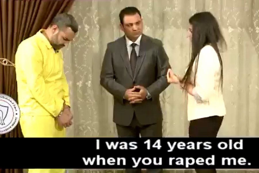 Na nagraniu pokazanym przez iracką telewizję widać, jak ofiara spotyka gwałciciela z ISIS. Na końcu mdleje.