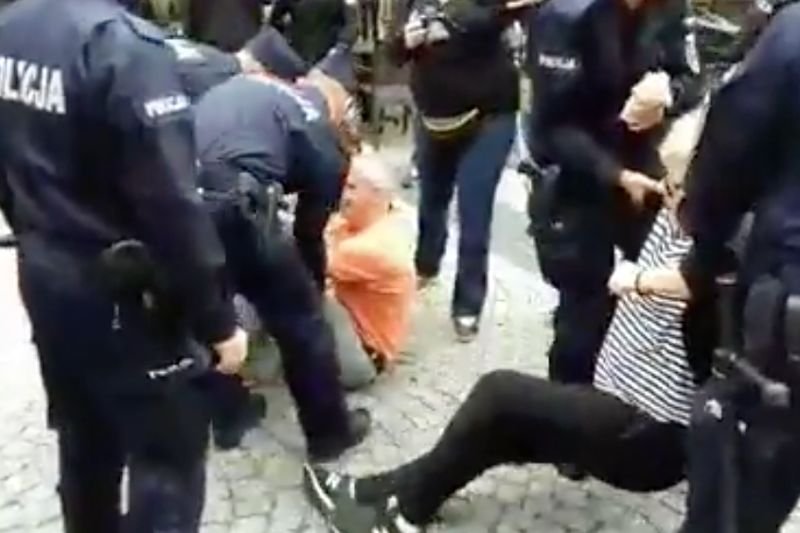 Zatrzymani nagrali akcję policji, która usunęła ich z drogi przechodzącego marszu Młodzieży Wszechpolskiej w Radomiu.