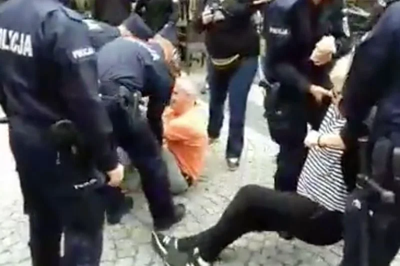 Zatrzymani nagrali akcję policji, która usunęła ich z drogi przechodzącego marszu Młodzieży Wszechpolskiej w Radomiu.