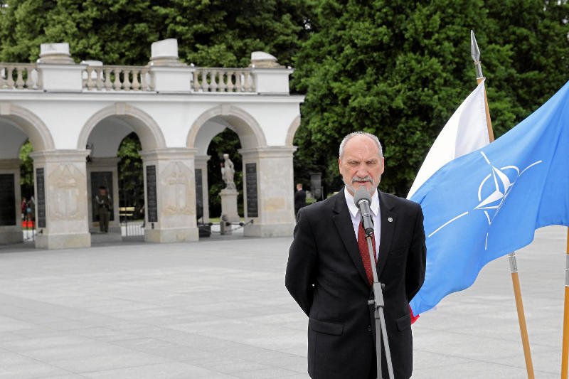 Antoni Macierewicz wprowadził "apel smoleński", a wojskowi mają obowiązek go odczytywać.