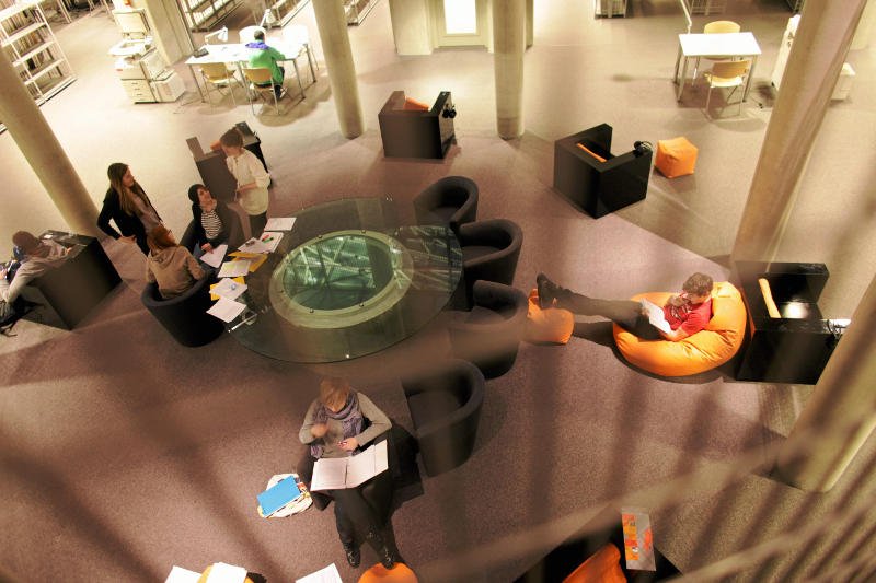 Są studenci, którzy przychodzą do BUW-u, żeby się pouczyć, jednak wielu się to nie udaje.