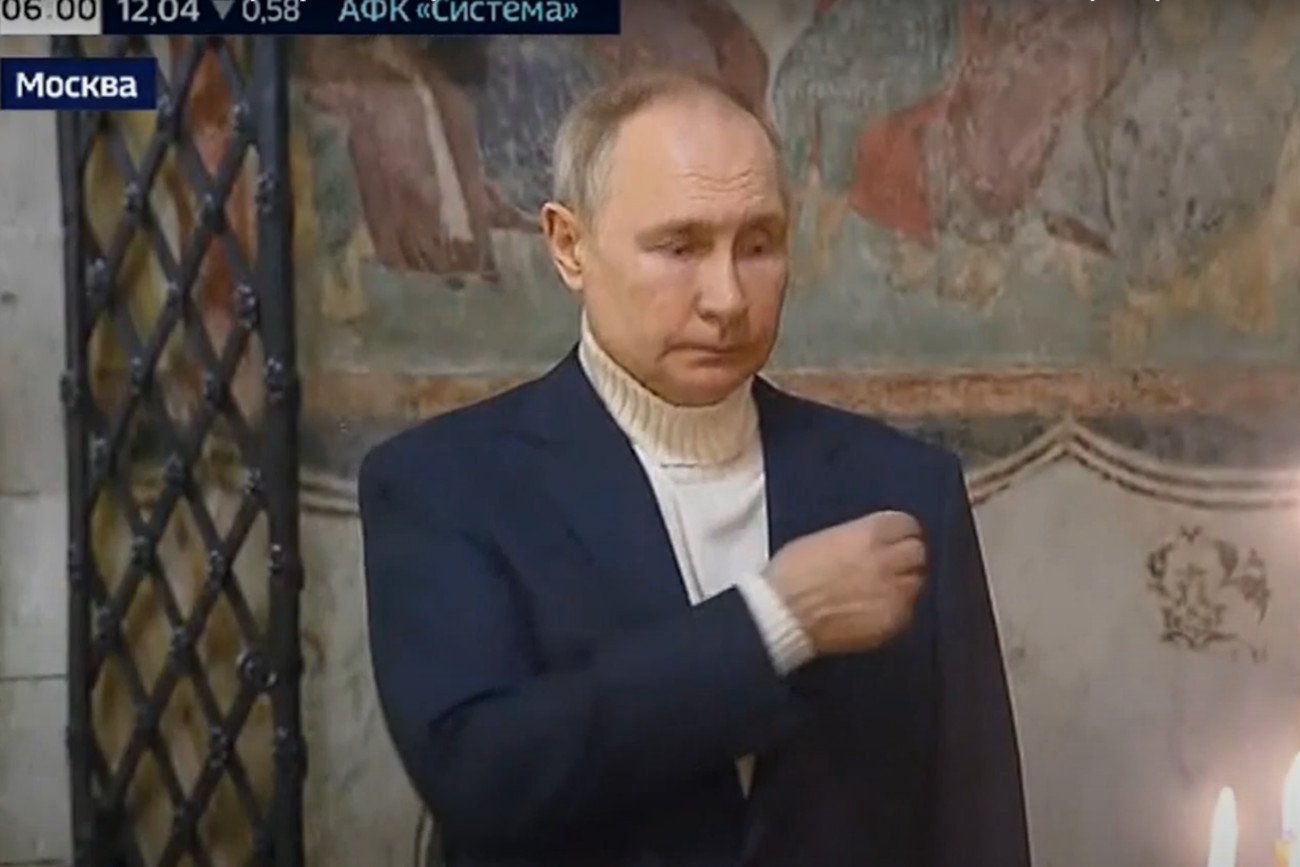 Rosyjskie wojska łamią zawieszenie broni. Tymczasem Putin modli się cerkwi.