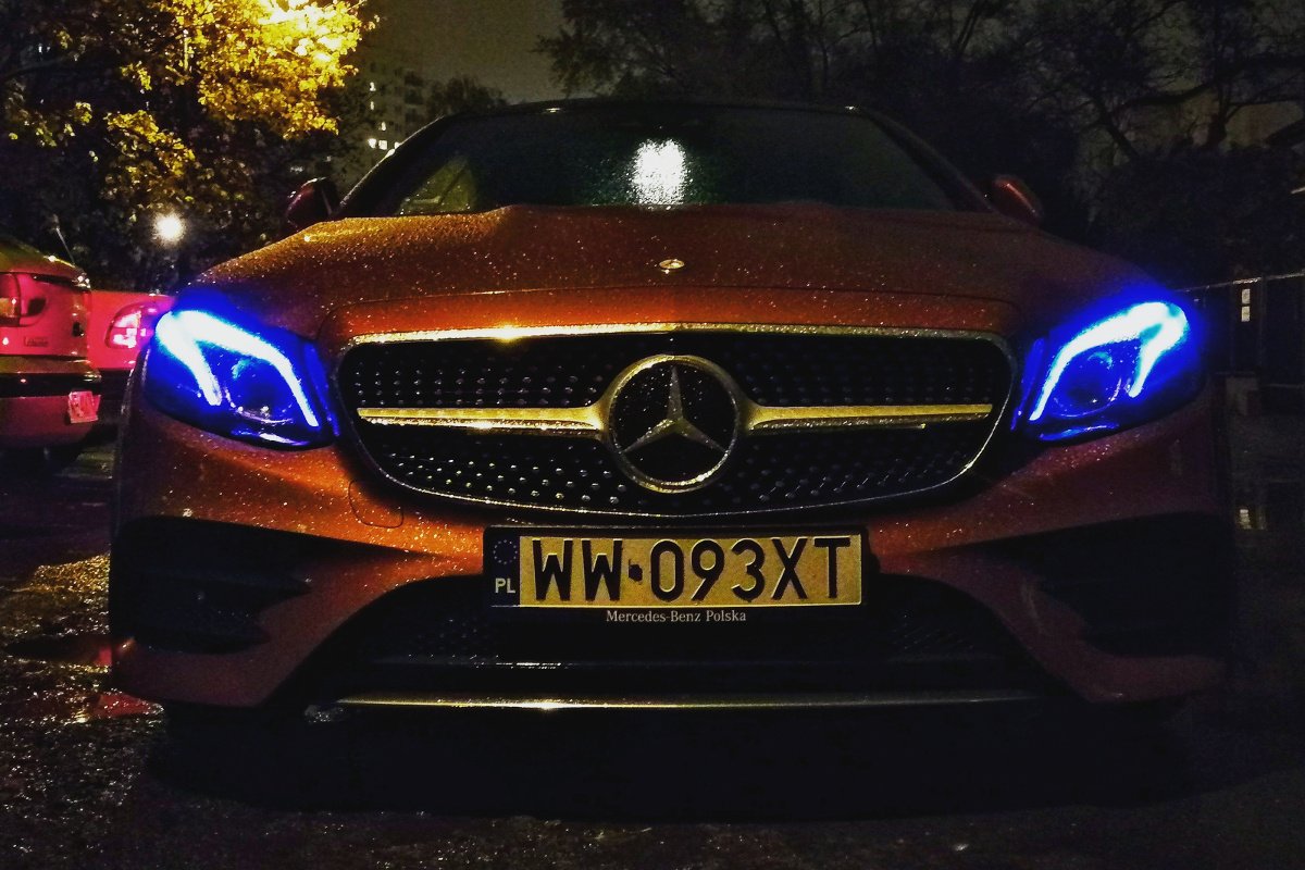 Mercedes klasy E w wersji coupe. Niebieskie akcenty w reflektorach robią wrażenie.