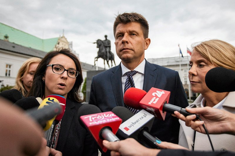 Ryszard Petru nie łagodzi kursu wobec prezydenta Andrzeja Dudy. Szef Nowoczesnej twierdzi, że głowa państwa "gra ręka w rękę z PiS".