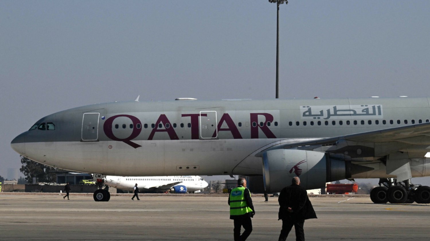 Lot na wymarzone wakacje zamienił się w koszmar. "Posadzili obok nas martwą kobietę" Lot Qatar Airways zamienił się w koszmar. Lecieli obok zmarłej kobiety