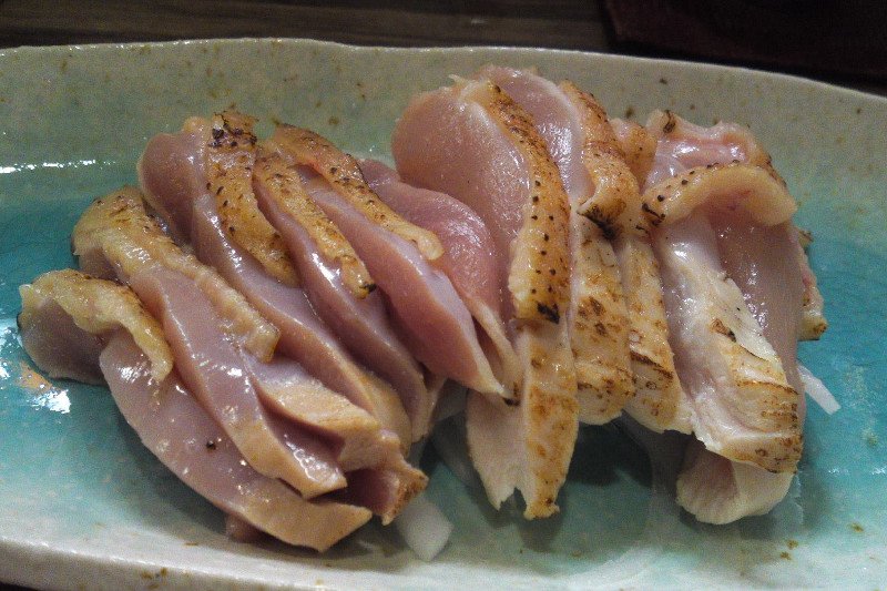 Surowy kurczak raczej nie nadaje się do jedzenia.