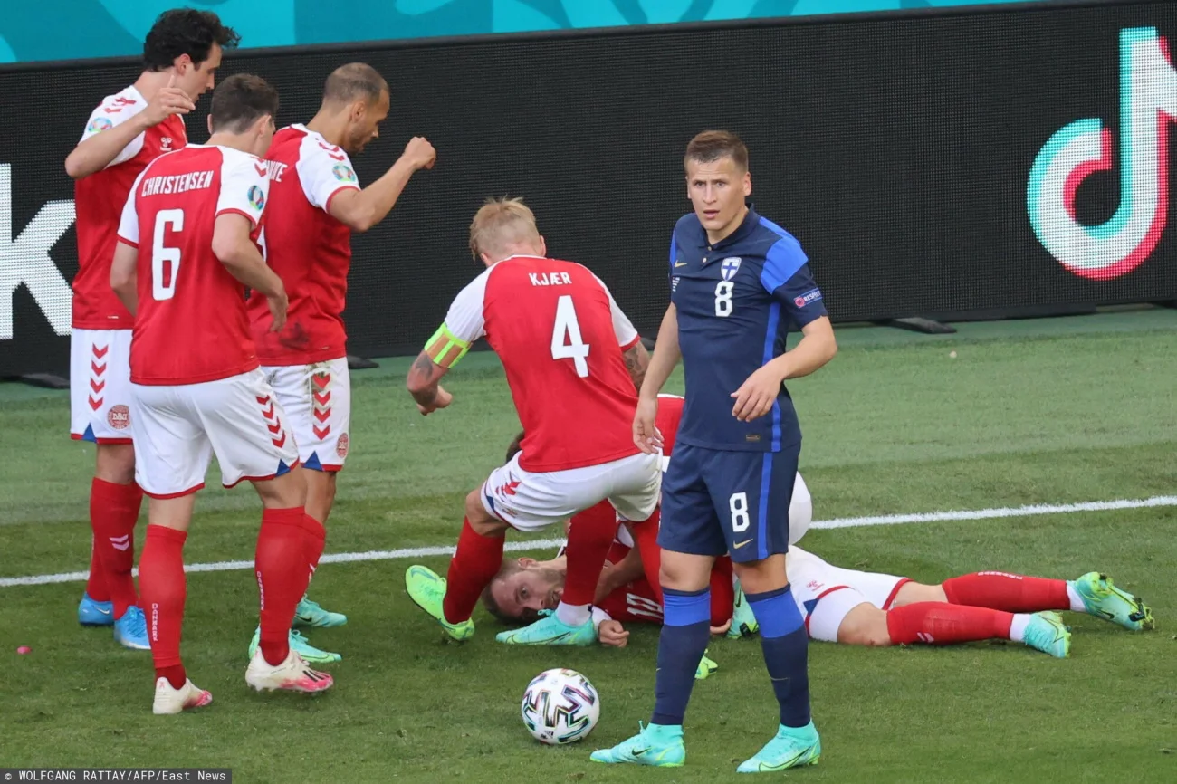 Nieprzytomny Christian Eriksen na murawie stadionu Parken, za chwilę rozpocznie się reanimacja i walka o jego życie