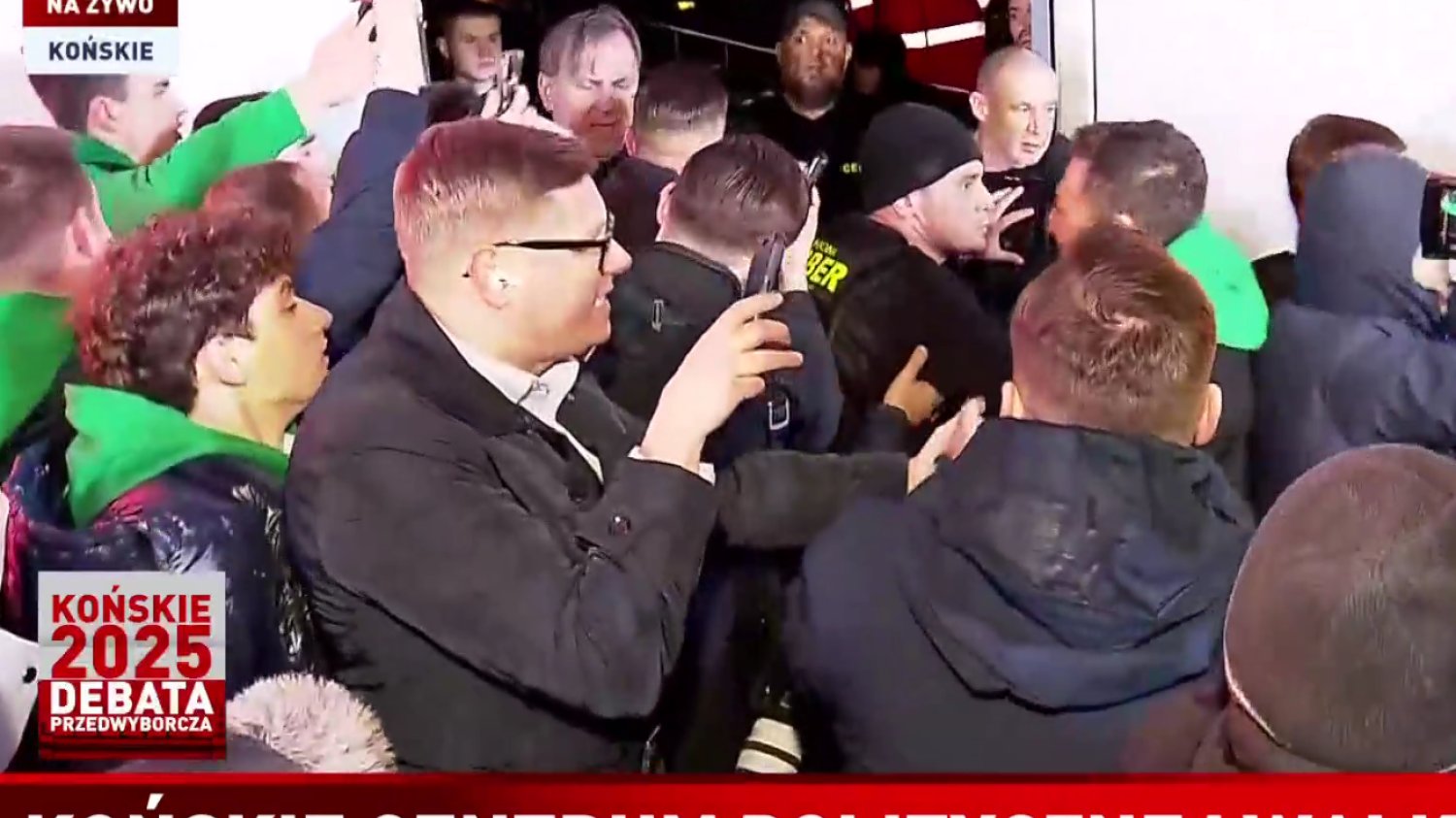Pracownicy TV Republika szturmowali wejście na drugą debatę. Doszło do szarpaniny Pracownicy TV Republika chcieli wejść na drugą debatę. Doszło do szarpaniny