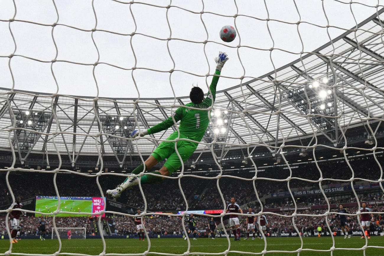 Łukasz Fabiański w niedzielę zatrzymał lidera - Manchester City - broniąc rzut karny w samej końcówce spotkania.