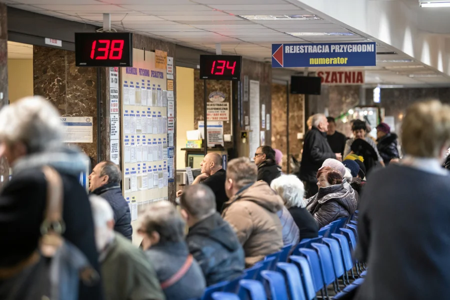Ludzie szturmowali w środę przychodnie ze względu na ujawnienie w Polsce koronawirusa.