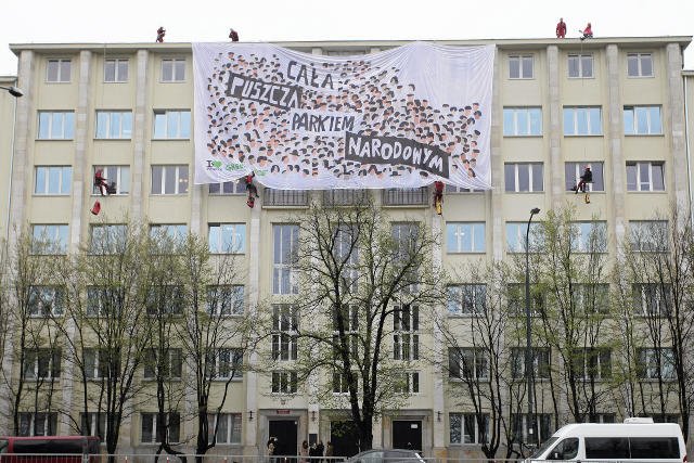 Warszawa , ul Wawelska . Aktywisci Greenpeace podczas akcji - na budynku Ministerstwa Środowiska rozwieszają baner dot. obrony Puszczy Białowieskiej