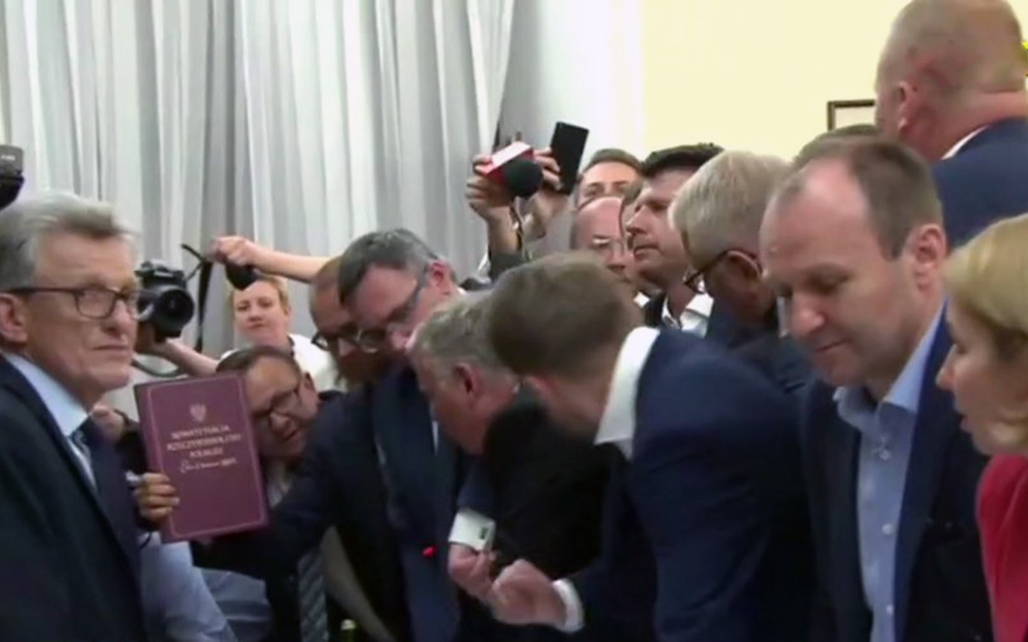 Przewodniczący Rady Europejskiej Donald Tusk interweniuje w sprawie kryzysu w Polsce. Chciał spotkania z prezydentem Andrzejem Dudą, ale głowa państwa odmówiła.