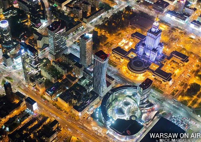 Kolekcja fotografii "WARSAW ON AIR by Maciej Margas" powstała z pokładu śmigłowca, gdzie 22-letni fotograf przy otwartych drzwiach przyczepiony linami wykonał jako pierwszy w Polsce dzienne i nocne panoramy Warszawy.