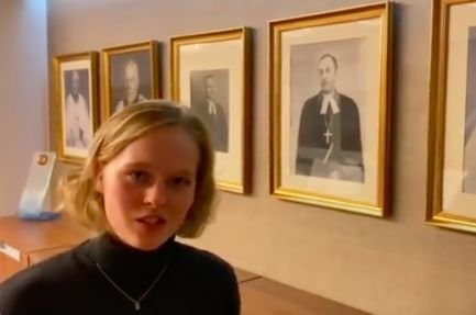 Ada Warowny, studentka teologii, będzie mogła zostać księdzem w Polsce. Kościół ewangelicko–augsburski zniósł selekcję do kapłaństwa ze względu na płeć. Decyzja o możliwości wyświęcania kobiet wchodzi w życie 1 stycznia 2022 roku.