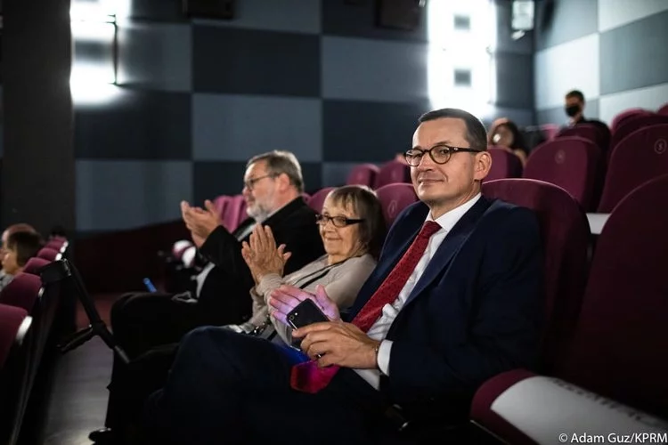 Mateusz Morawiecki nie założył maseczki w kinie.