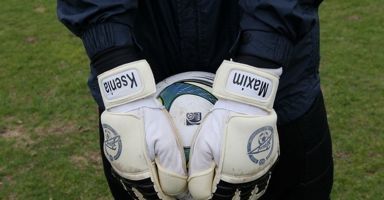 Rękawice Wiaczesława Małafiejewa z imionami jego dzieci. Zdjęcie wykonane przed meczem z CSKA Moskwa w kwietniu 2011 roku, miesiąc po śmierci żony.