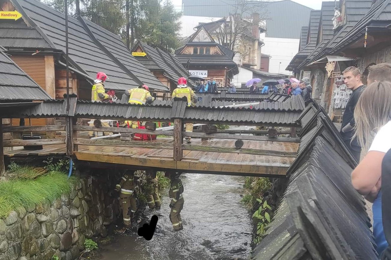 Ciało mężczyzny znaleziono w potoku przy Krupówkach