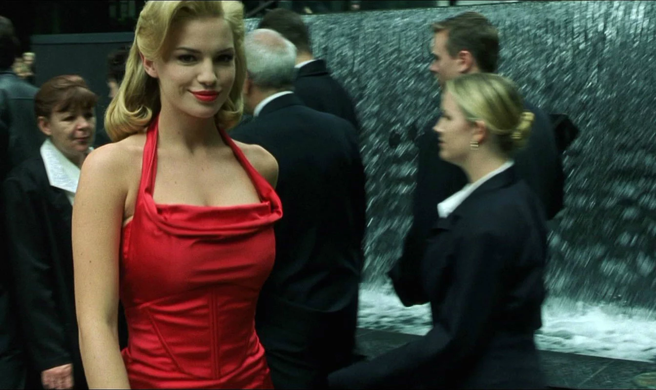 Dziewczyna w czerwonej sukience z filmu „Matrix”