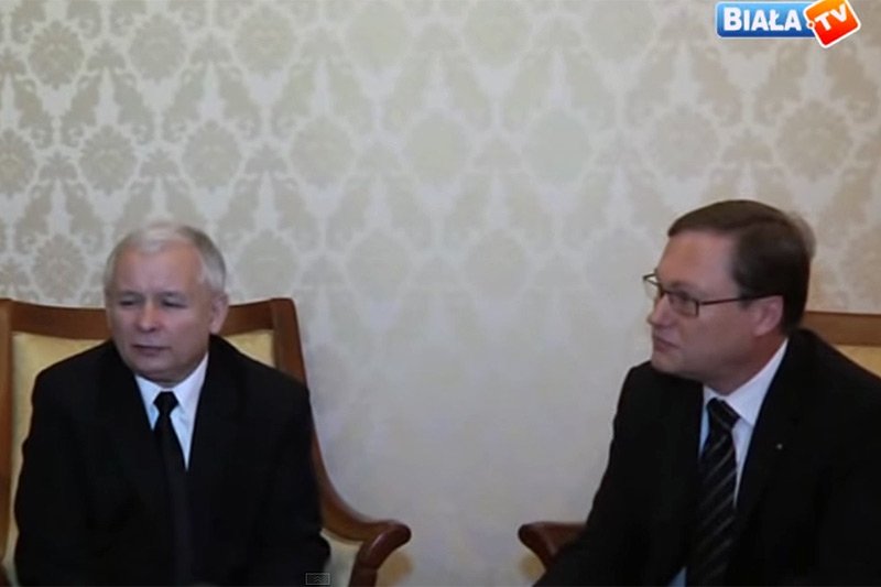 Jeszcze niedawno założyciel SKOK-ów, senator Grzegorz Bierecki udzielał wspólnych wywiadów z samym prezesem PiS Jarosławem Kaczyńskim. Dziś partia się jednak od niego odcina.