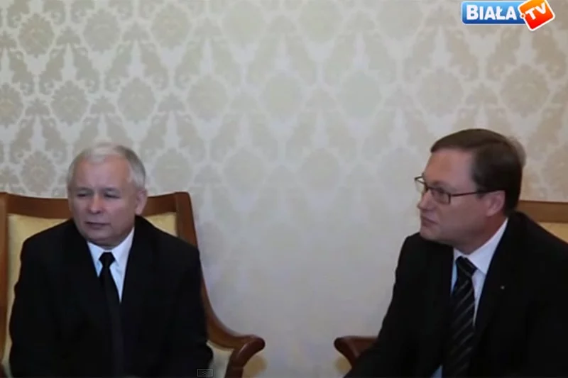 Jeszcze niedawno założyciel SKOK-ów, senator Grzegorz Bierecki udzielał wspólnych wywiadów z samym prezesem PiS Jarosławem Kaczyńskim. Dziś partia się jednak od niego odcina.